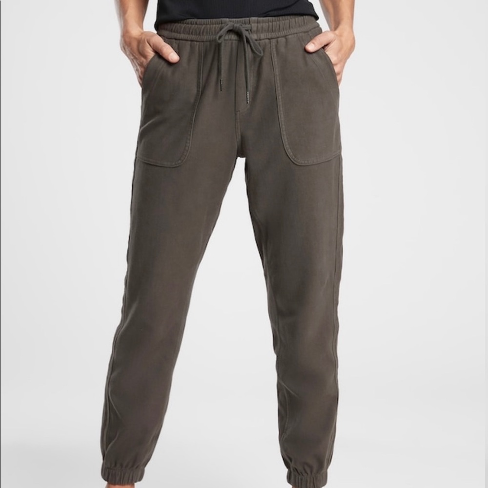 Athleta Farallon Jogger Cypress Green size 10